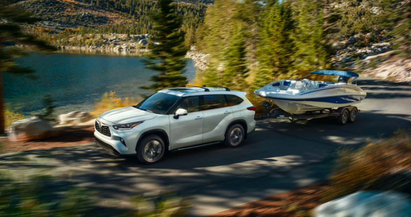 2023 toyota highlander towing a boat